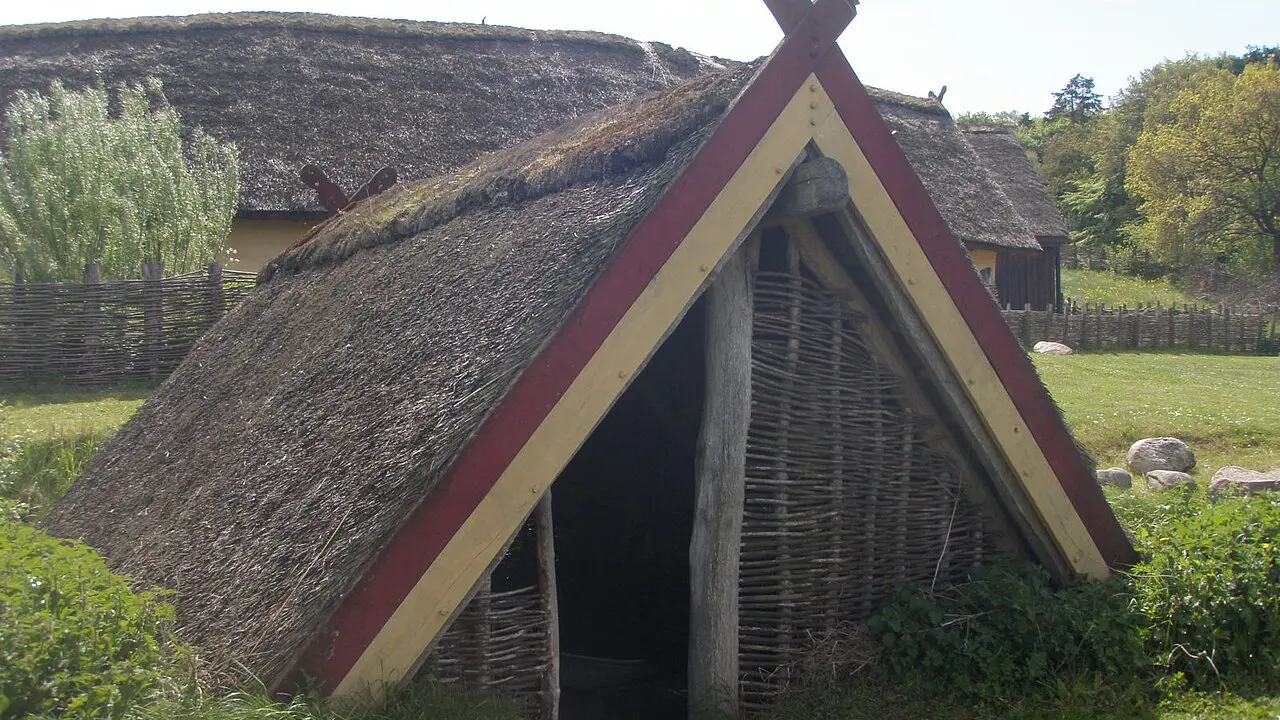 Reconstrucție de bordei scandinav cu acoperiș de iarbă, la centrul vikingilor de la Fyrkat