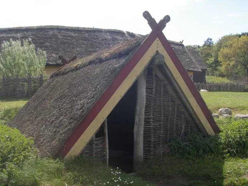 Reconstrucție de bordei scandinav cu acoperiș de iarbă, la centrul vikingilor de la Fyrkat