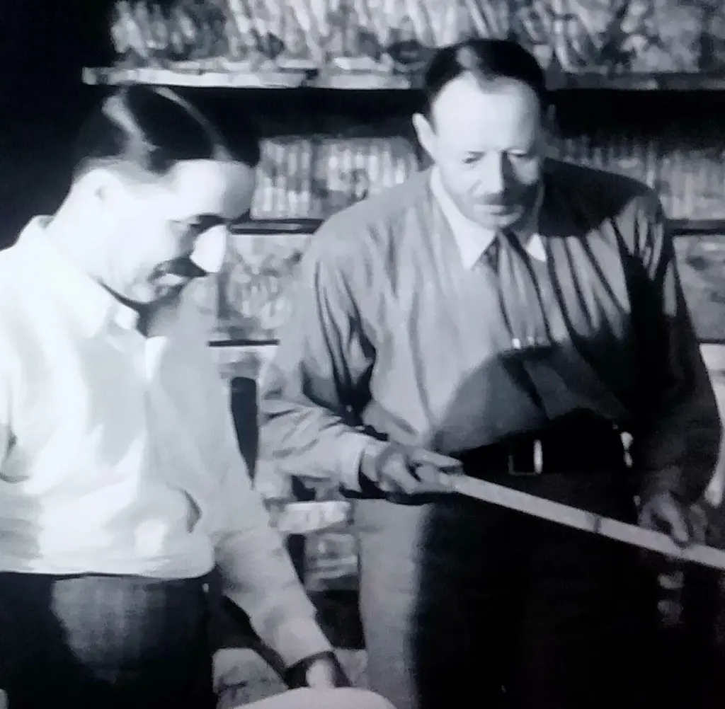Howard Carter și asistentul său Arthur Callender examinează obiecte în mormântul lui Tutankhamon