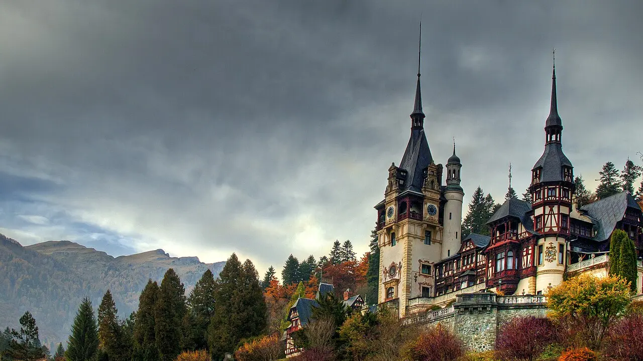 Castelul Peleș de la Sinaia, toamna, cu Munții Bucegi în fundal