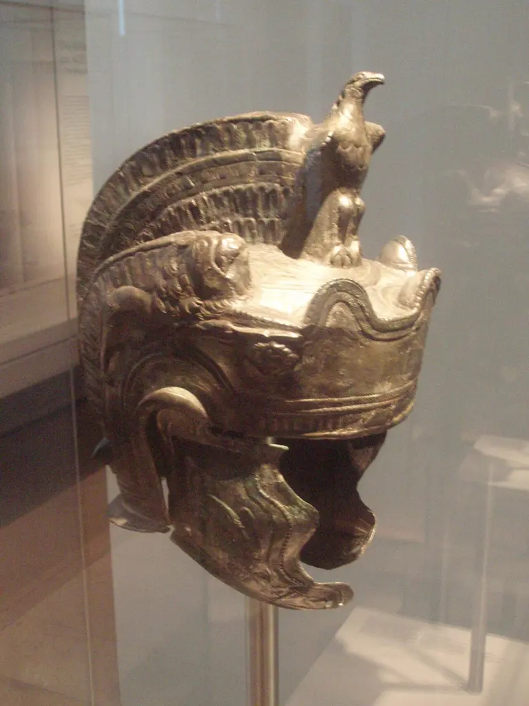 Coif roman de paradă din bronz, cu suprafața cositorită, descoperit la Theilenhofen