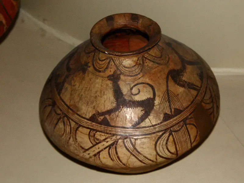 Vas de lut pictat, cu reprezentări de animale, din perioada târzie a culturii Cucuteni-Tripolie