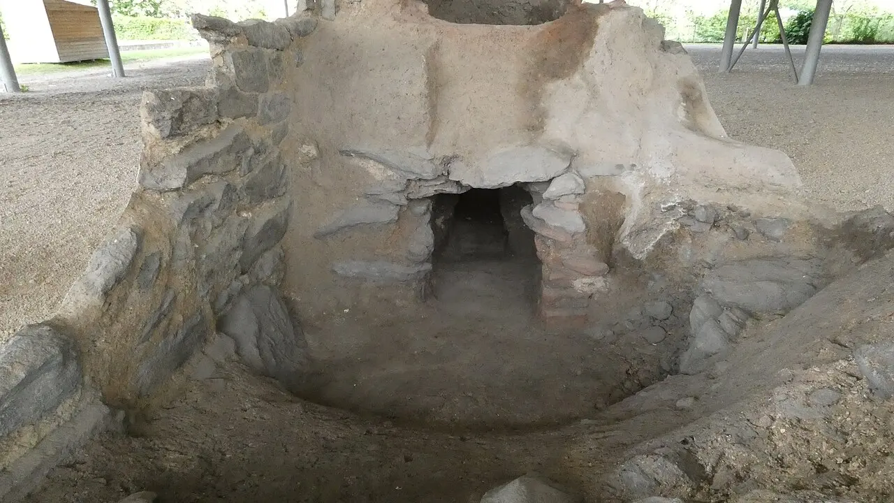 Mulaj al unui cuptor circular de olar galo-roman, expus într-un muzeu