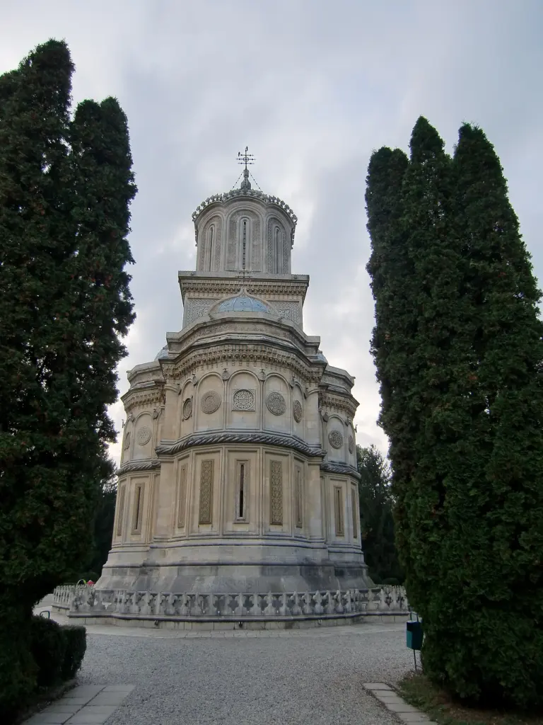 Biserica mănăstirii Curtea de Argeș, văzută dinspre altar, între două șiruri de tuia