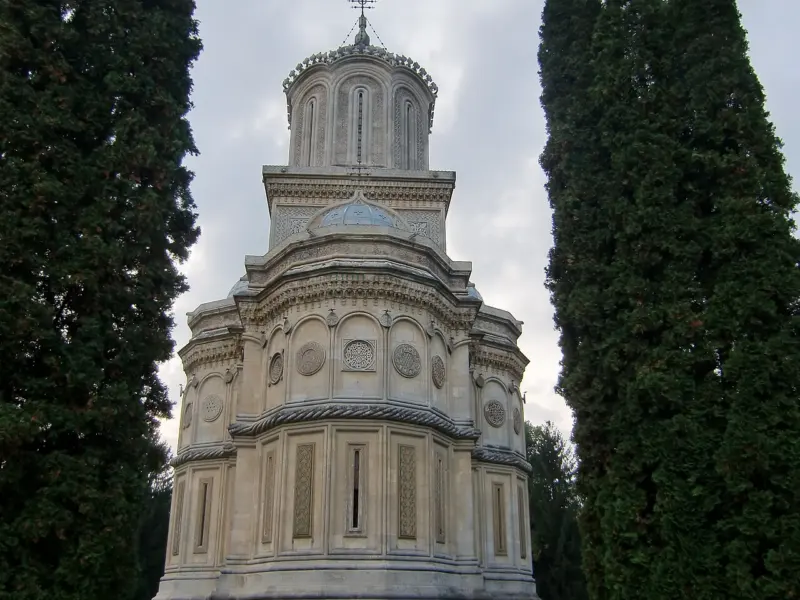 Biserica mănăstirii Curtea de Argeș, văzută dinspre altar, între două șiruri de tuia