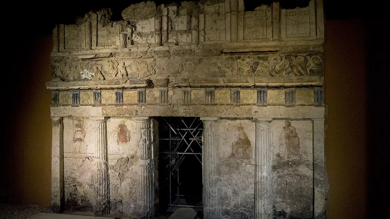 Fațada unui mormânt macedonean săpat în pământ, cu coloane și cornișă de piatră
