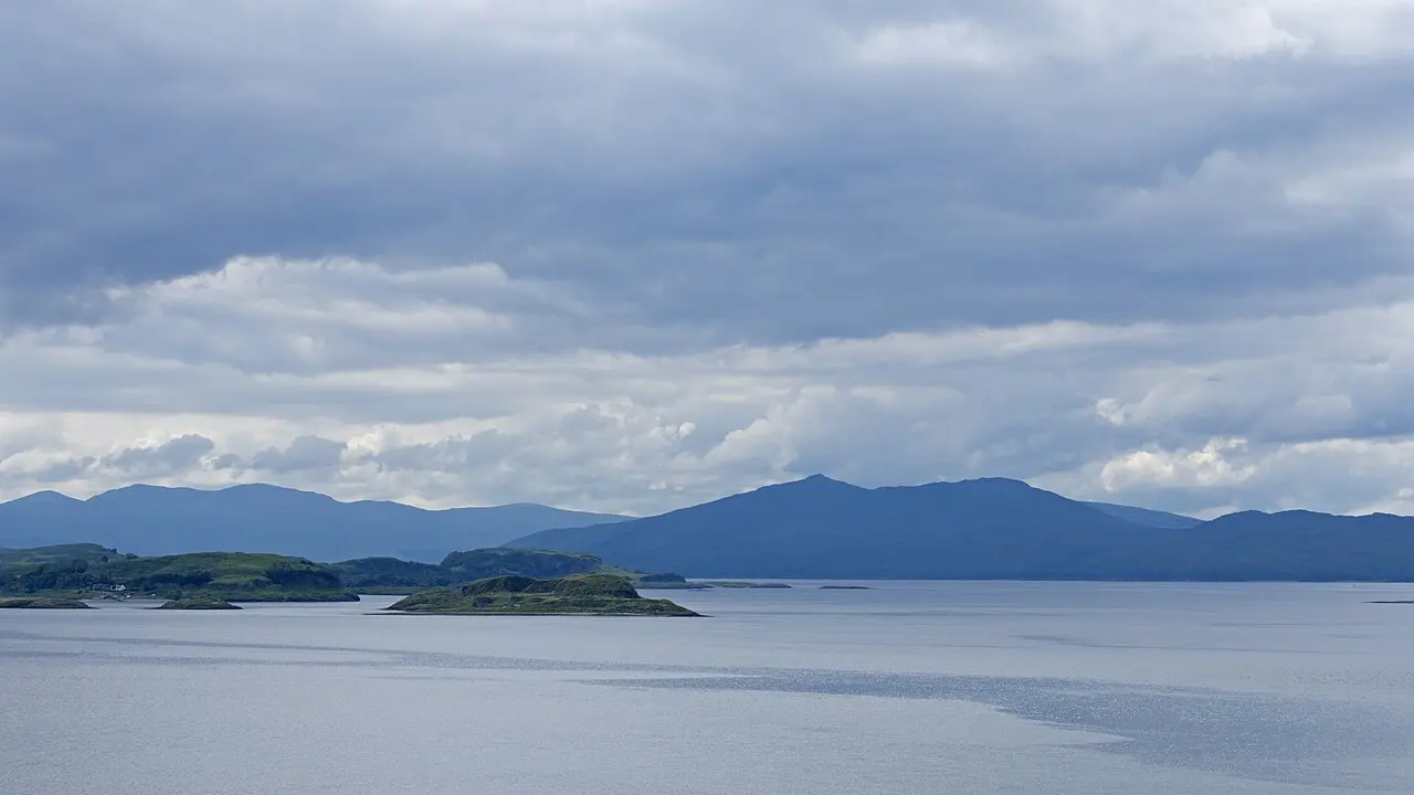 Partea de nord-est a insulei Lismore și Loch Laich, văzute de la Appin, în Argyll and Bute, Scoția