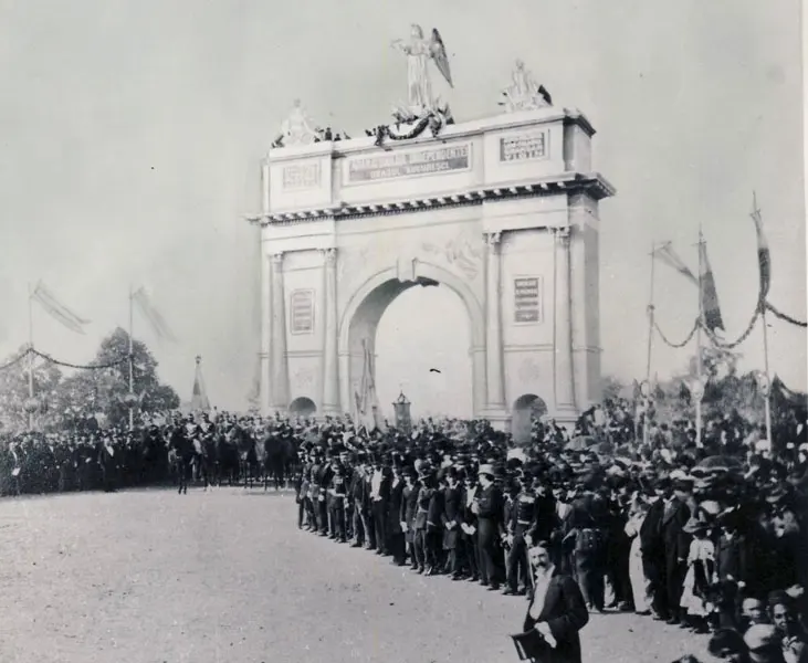 Coloane de militari români trecând pe sub un arc de triumf provizoriu, București, 8 octombrie 1878