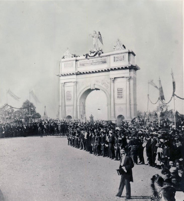 Coloane de militari români trecând pe sub un arc de triumf provizoriu, București, 8 octombrie 1878