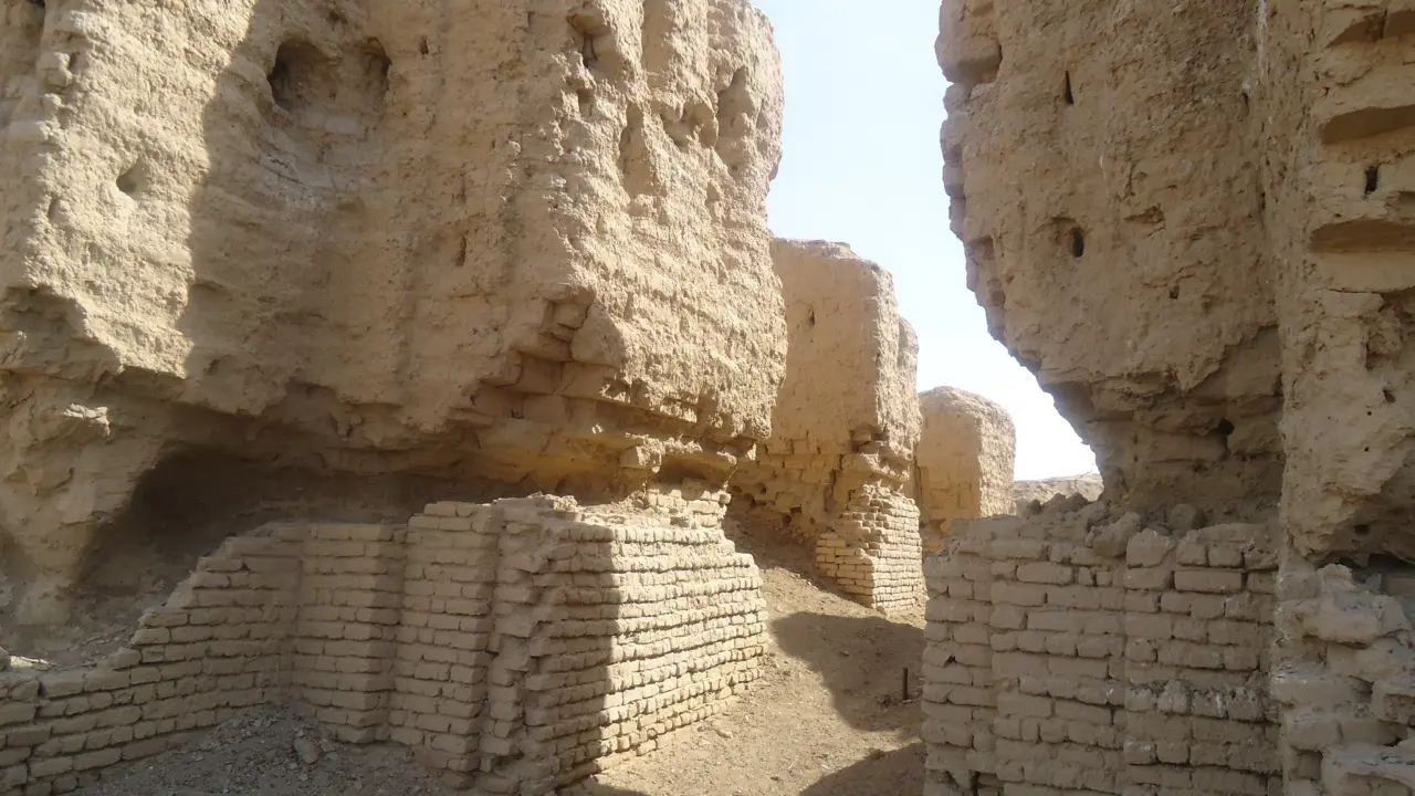 Ruinele zigguratului de la Kish, pe movila Tell al-Uhaymir, în Irak, fotografiate în 2011