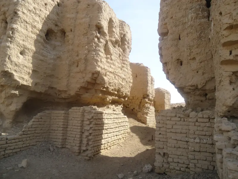 Ruinele zigguratului de la Kish, pe movila Tell al-Uhaymir, în Irak, fotografiate în 2011