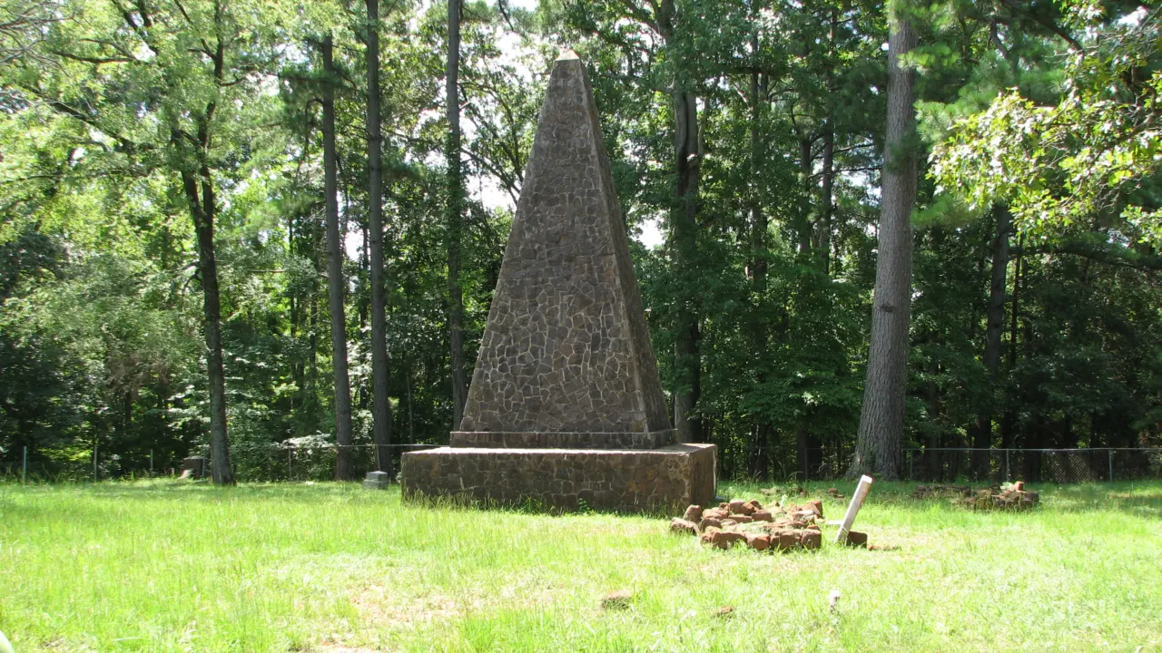 Monument de piatra la locul atacului din 5 octombrie 1838, in comitatul Cherokee, Texas