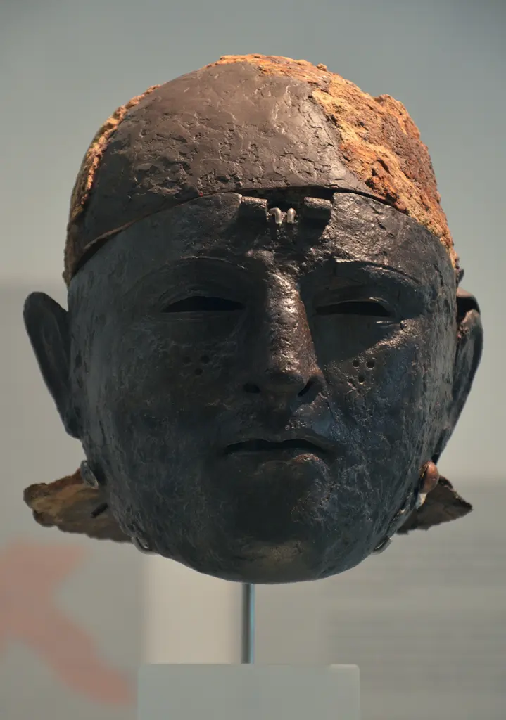 Mască metalică de coif de cavalerie romană, cu trăsături de față, expusă la Museum het Valkhof din Nijmegen