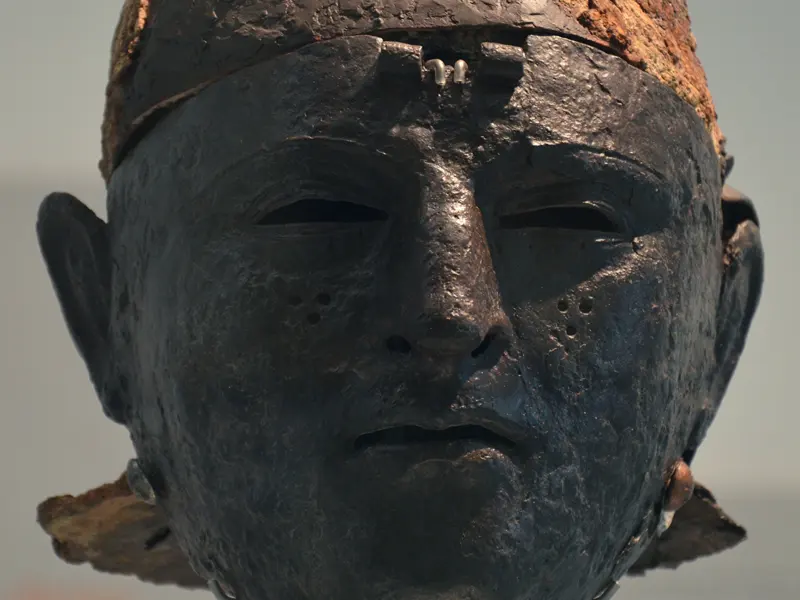 Mască metalică de coif de cavalerie romană, cu trăsături de față, expusă la Museum het Valkhof din Nijmegen