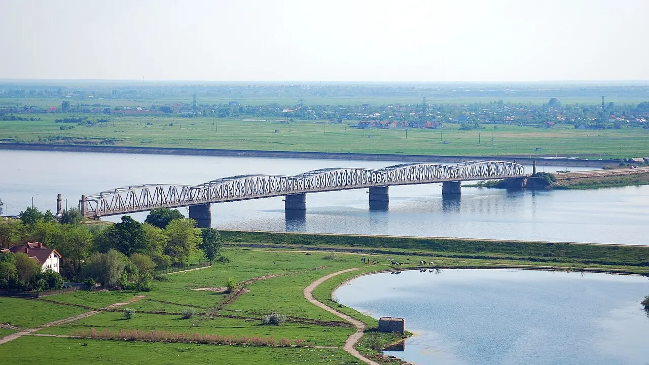Oltul văzut de pe dealul Grădiște, la Slatina, județul Olt