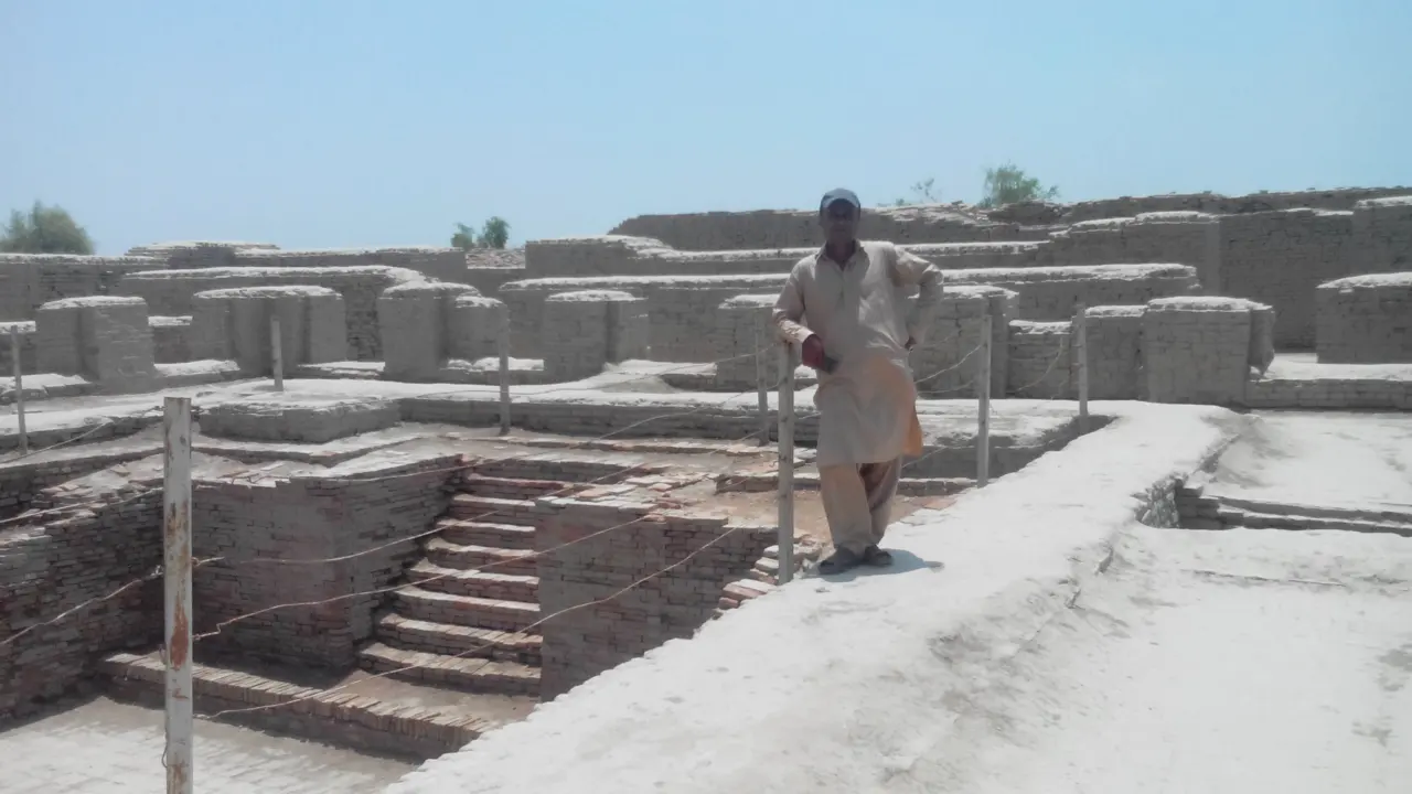 Marea Baie de la Mohenjo-daro, bazin rectangular de cărămidă înconjurat de ziduri, fotografiat în 2016