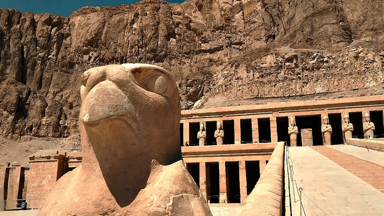 Templul funerar al lui Hatshepsut de la Deir el-Bahari, pe malul vestic al Nilului la Luxor