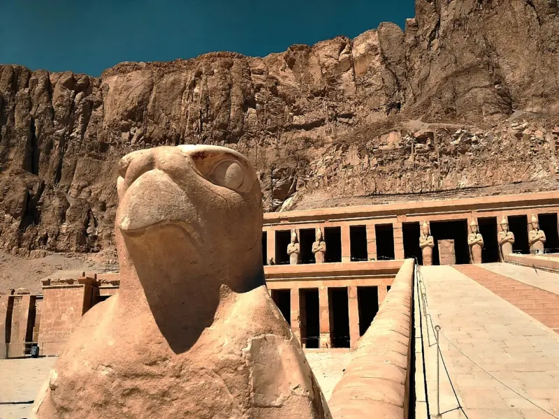 Templul funerar al lui Hatshepsut de la Deir el-Bahari, pe malul vestic al Nilului la Luxor