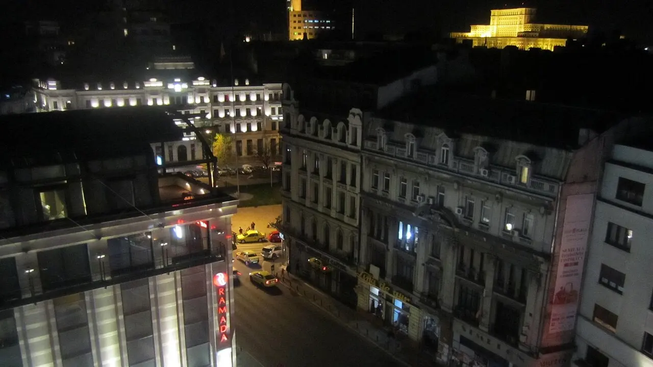 Palatul Parlamentului din București, văzut de la distanță, dinspre Piața Universității