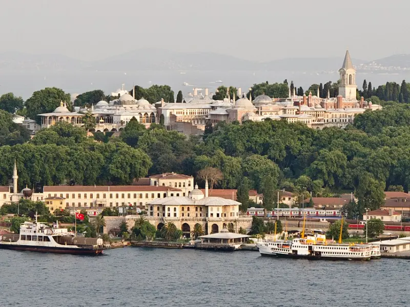 Curte și clădiri cu arcade la Palatul Topkapı din Istanbul