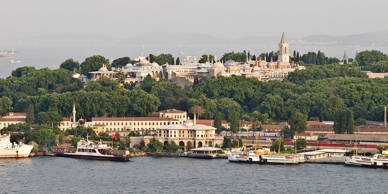 Curte și clădiri cu arcade la Palatul Topkapı din Istanbul