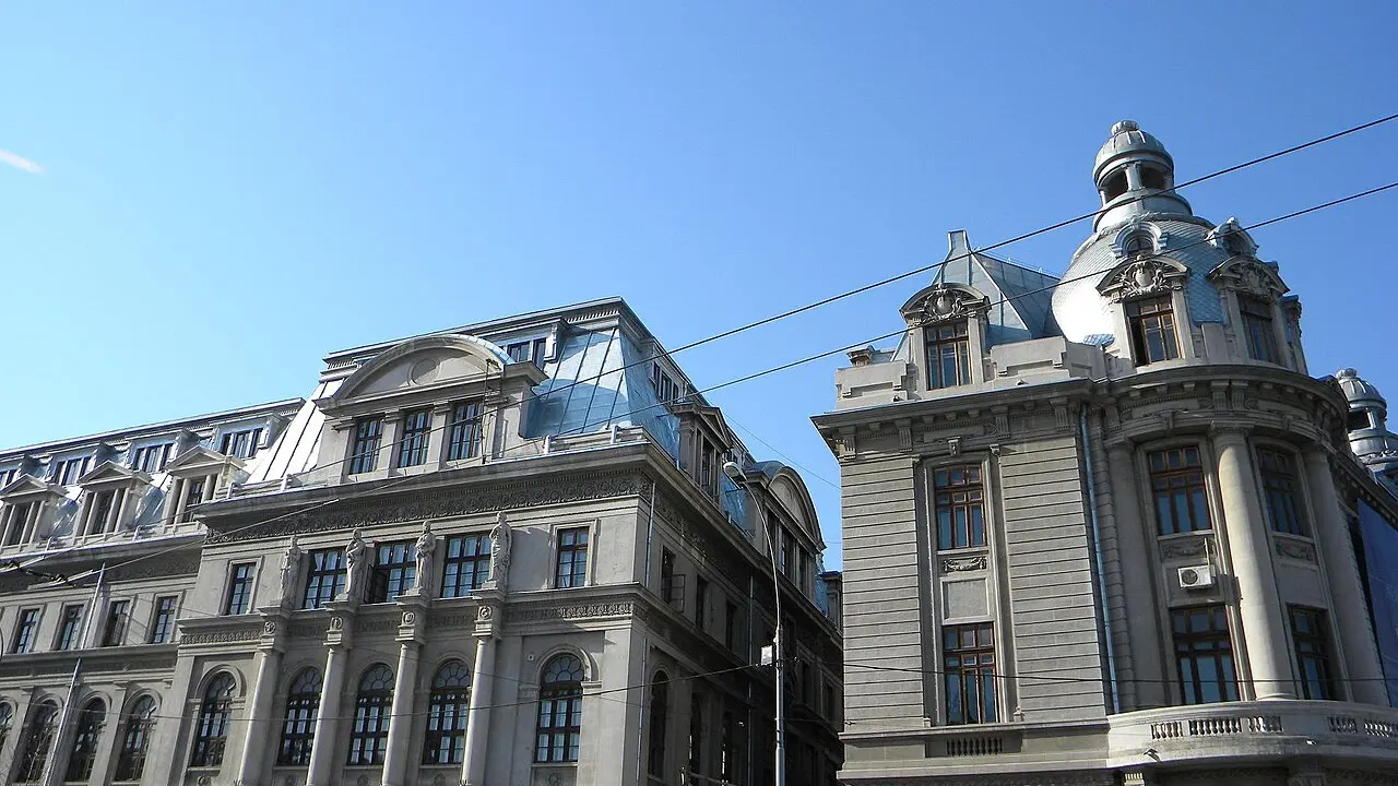 Fațada Palatului Universității din București, clădire ridicată după planurile arhitectului Alexandru Orăscu