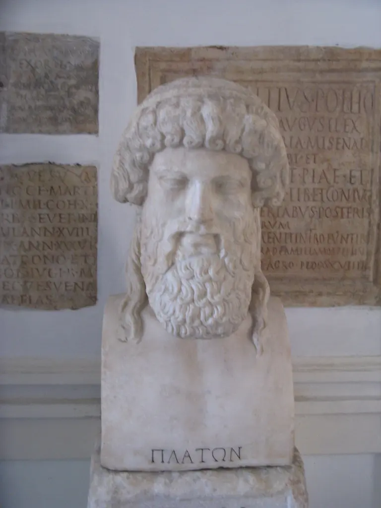 Bust antic de marmură al lui Platon, cu barbă și păr ondulat