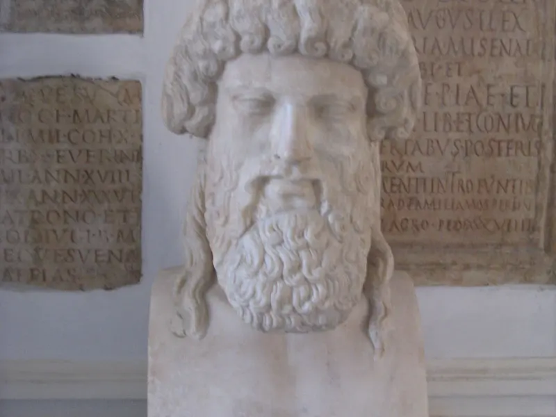 Bust antic de marmură al lui Platon, cu barbă și păr ondulat