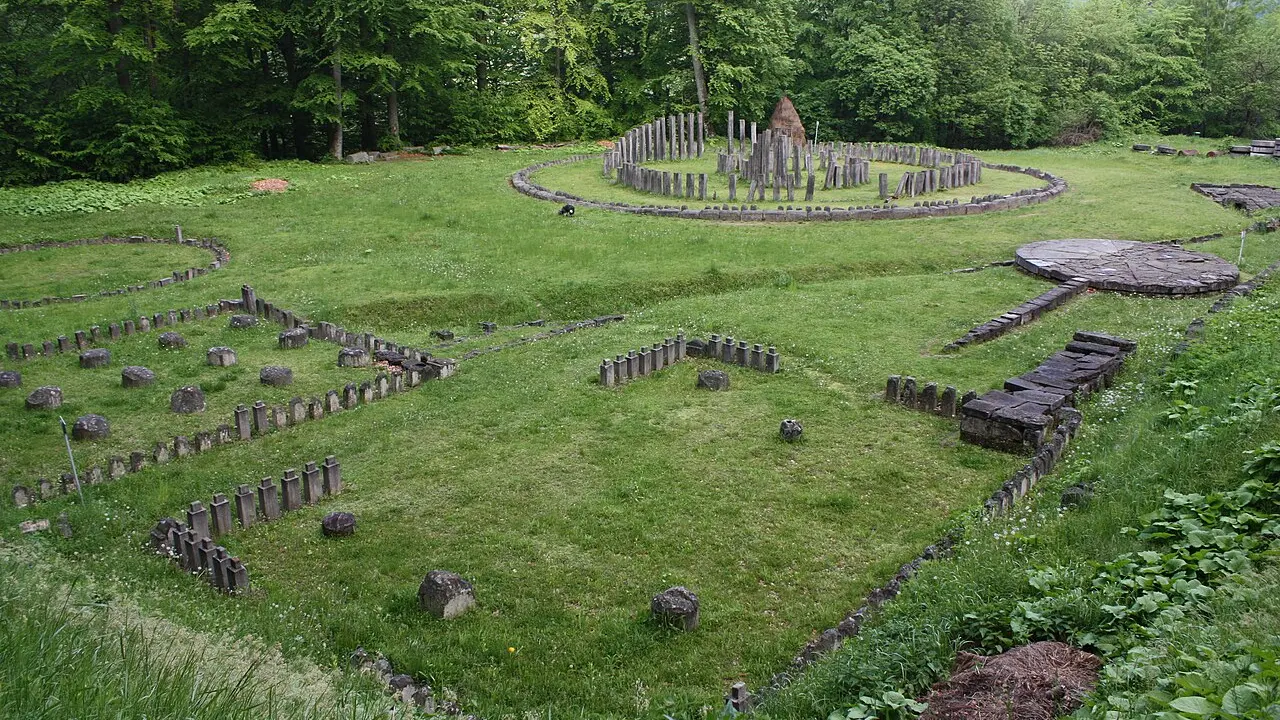 Baze de coloane din piatră ale sanctuarelor de la Sarmizegetusa Regia, în poiană