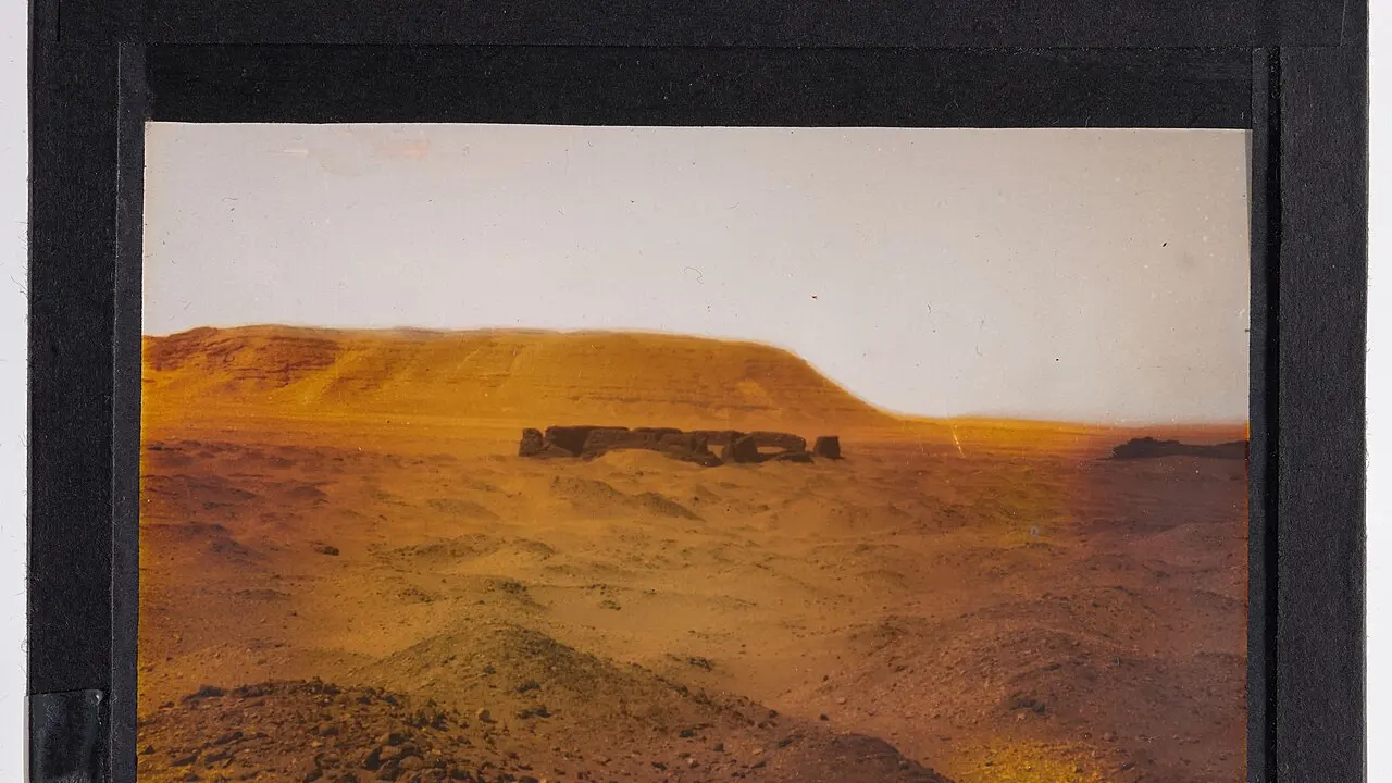 Vedere de ansamblu asupra incintei funerare Shunet el-Zebib de la Abydos, cu ziduri masive de cărămidă nearsă