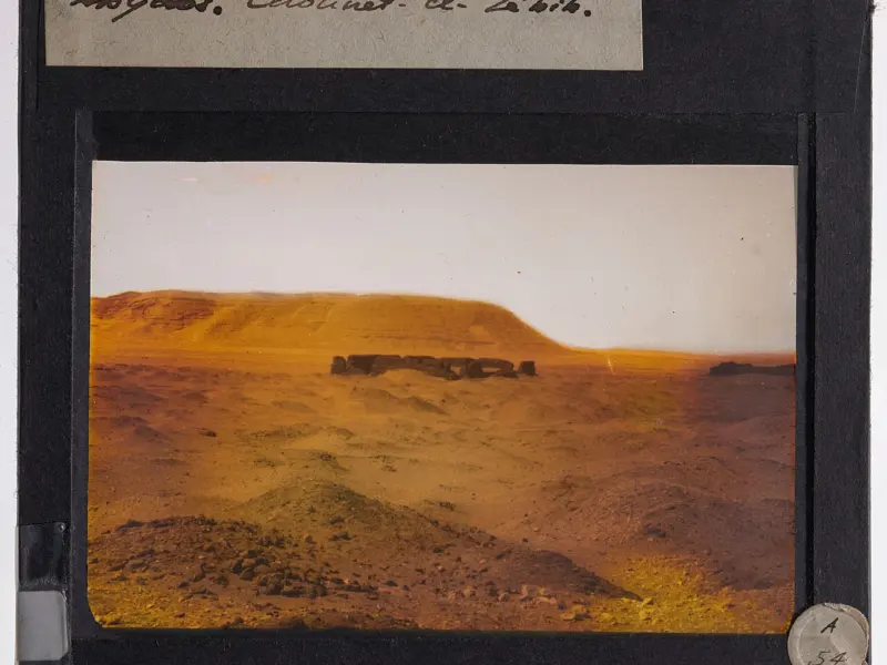 Vedere de ansamblu asupra incintei funerare Shunet el-Zebib de la Abydos, cu ziduri masive de cărămidă nearsă