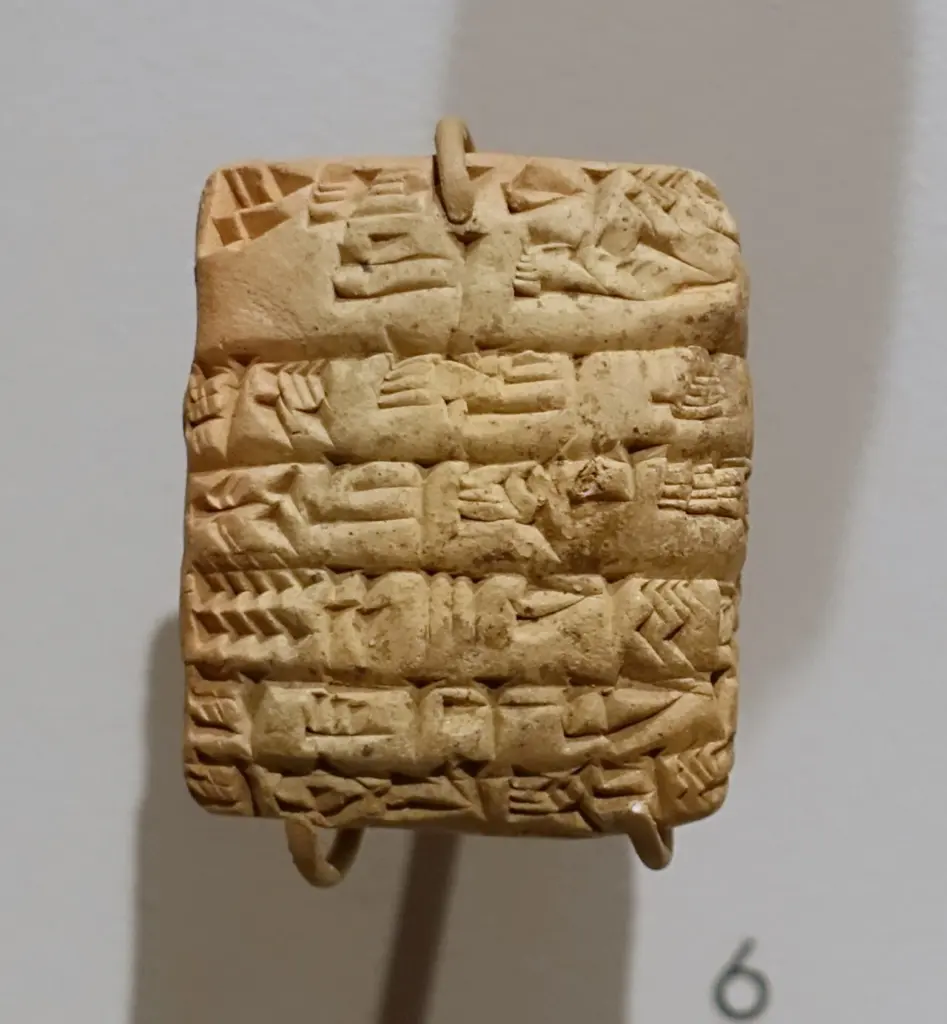 Tăbliță cuneiformă cu rații de cereale din perioada Ur III, expusă la Harvard Semitic Museum