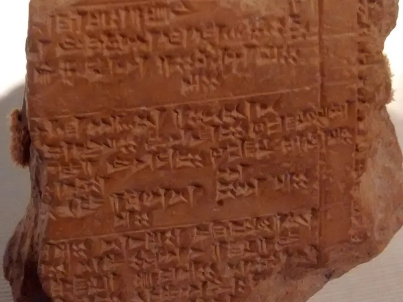 Tăbliță de lut ars cu scriere cuneiformă hitită, expusă într-un muzeu