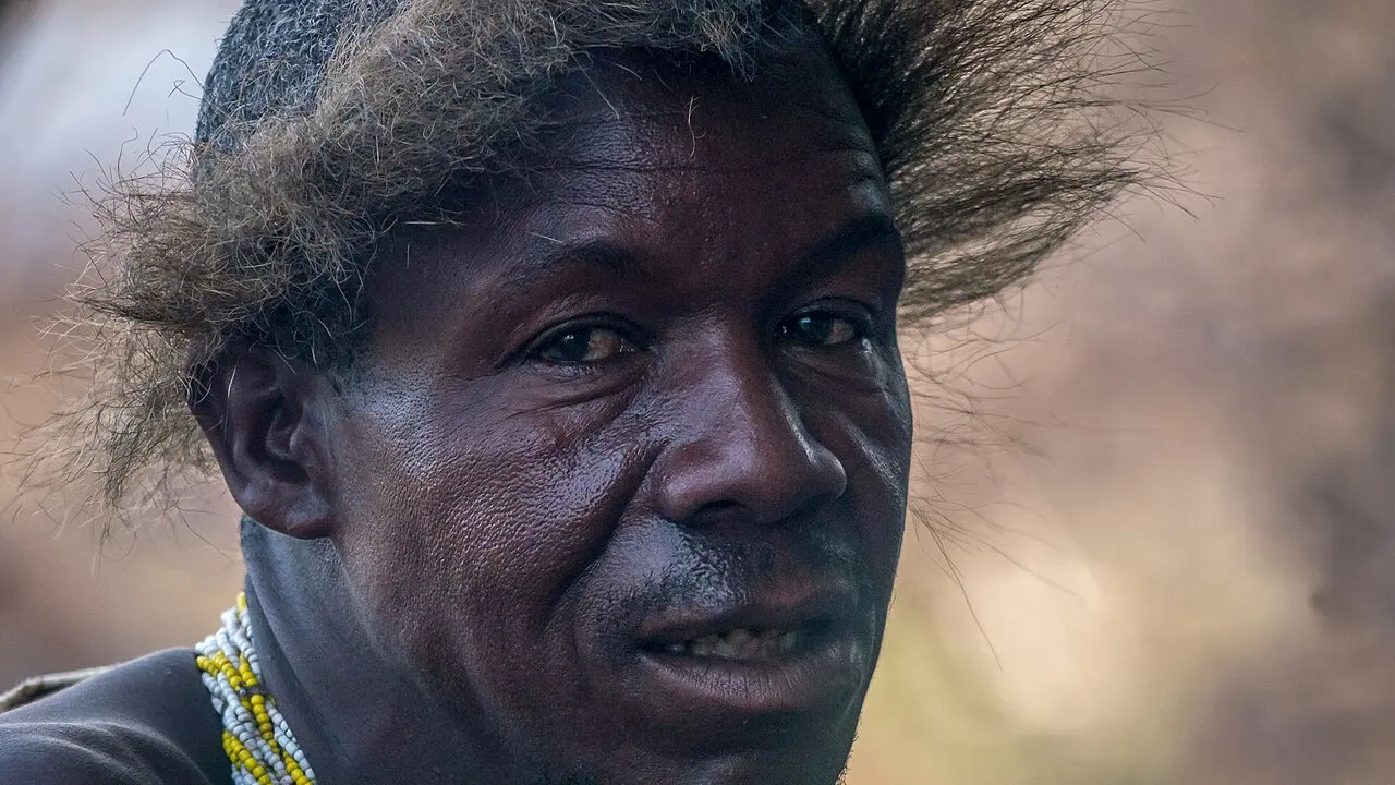 Bărbat hadza fotografiat în aer liber, lângă lacul Eyasi, în Tanzania