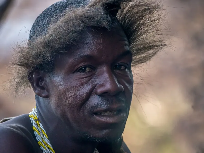 Bărbat hadza fotografiat în aer liber, lângă lacul Eyasi, în Tanzania