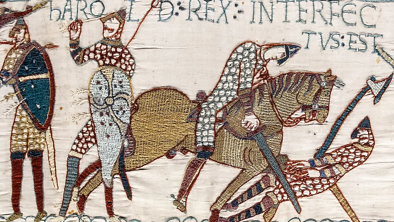Scena 57 din tapiseria de la Bayeux, cu inscripția HIC HAROLD REX INTERFECTUS EST