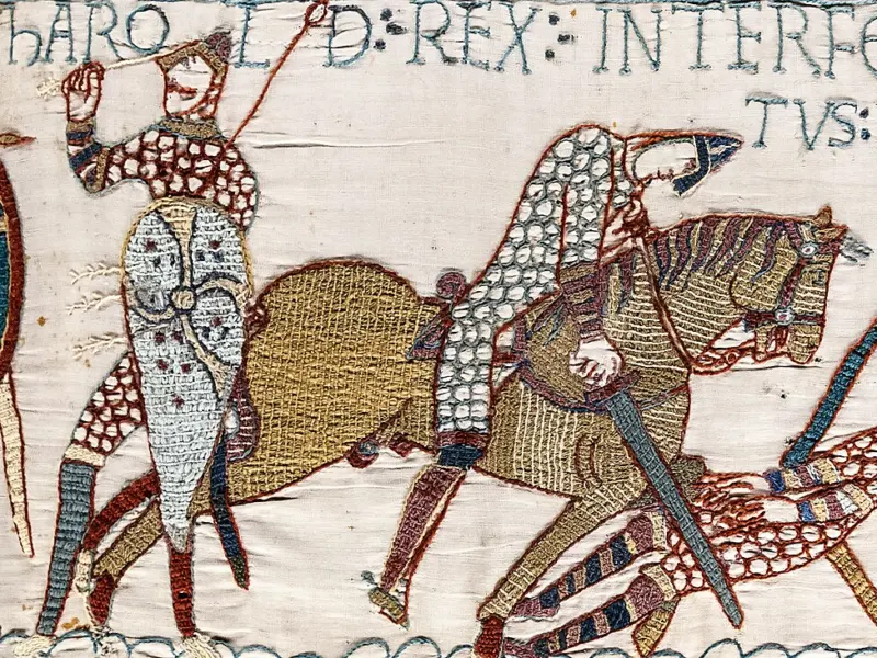 Scena 57 din tapiseria de la Bayeux, cu inscripția HIC HAROLD REX INTERFECTUS EST