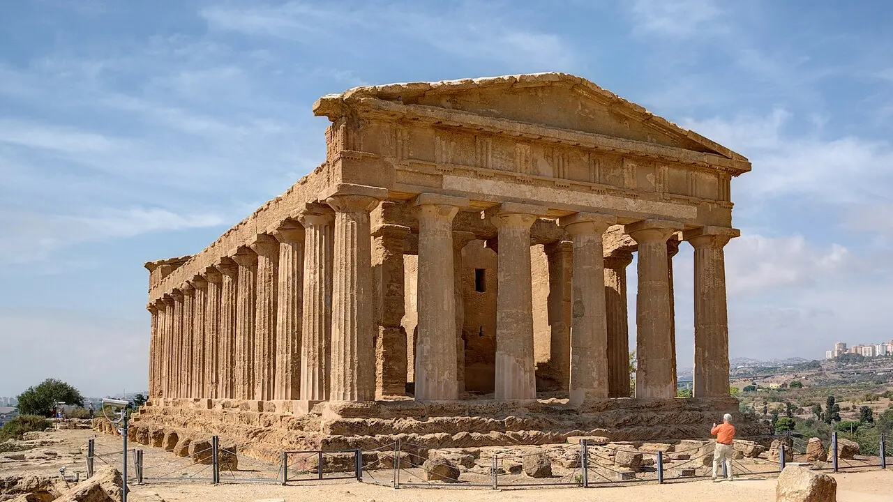 Templu doric cu coloane, bine păstrat, pe un platou din Sicilia