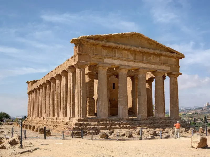 Templu doric cu coloane, bine păstrat, pe un platou din Sicilia