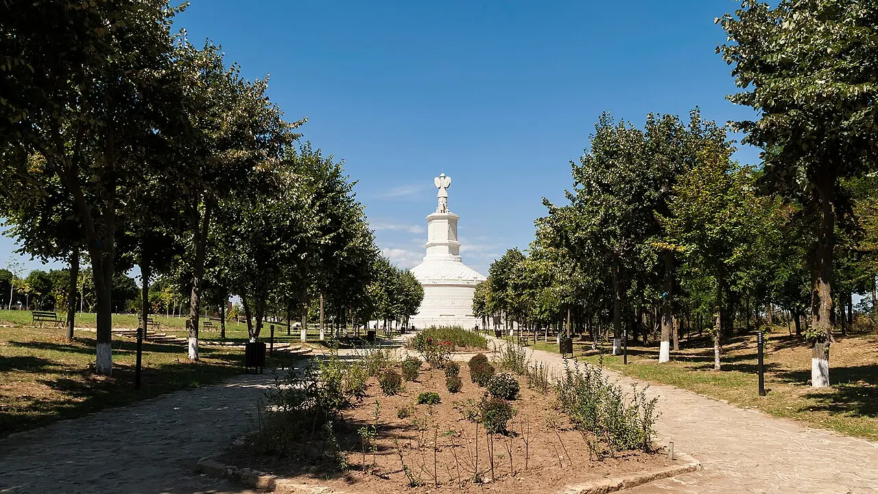 Monumentul triumfal de la Adamclisi, reconstituit, pe platoul din județul Constanța