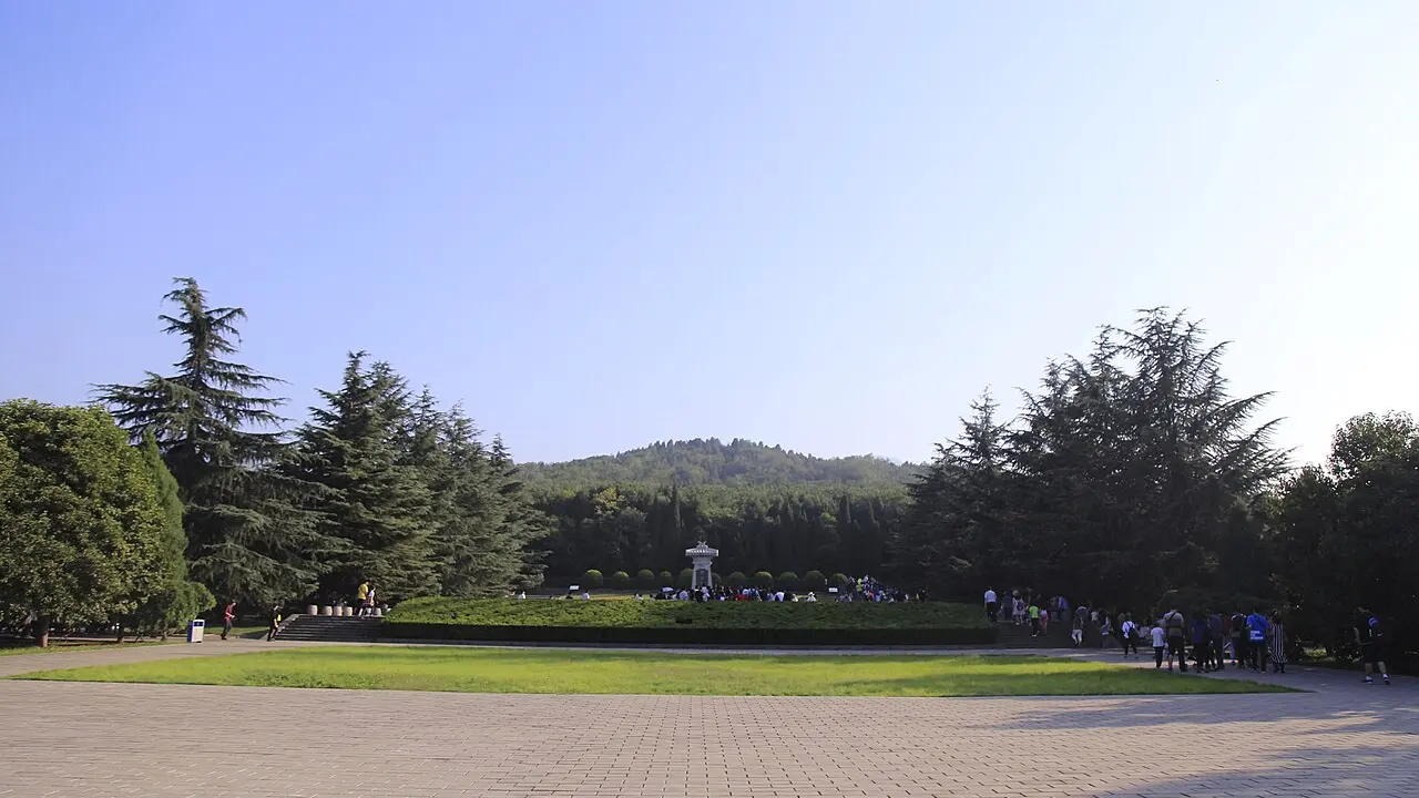 Movila de pământ a mausoleului lui Qin Shi Huang de la Lintong, văzută dinspre nord, acoperită cu vegetație