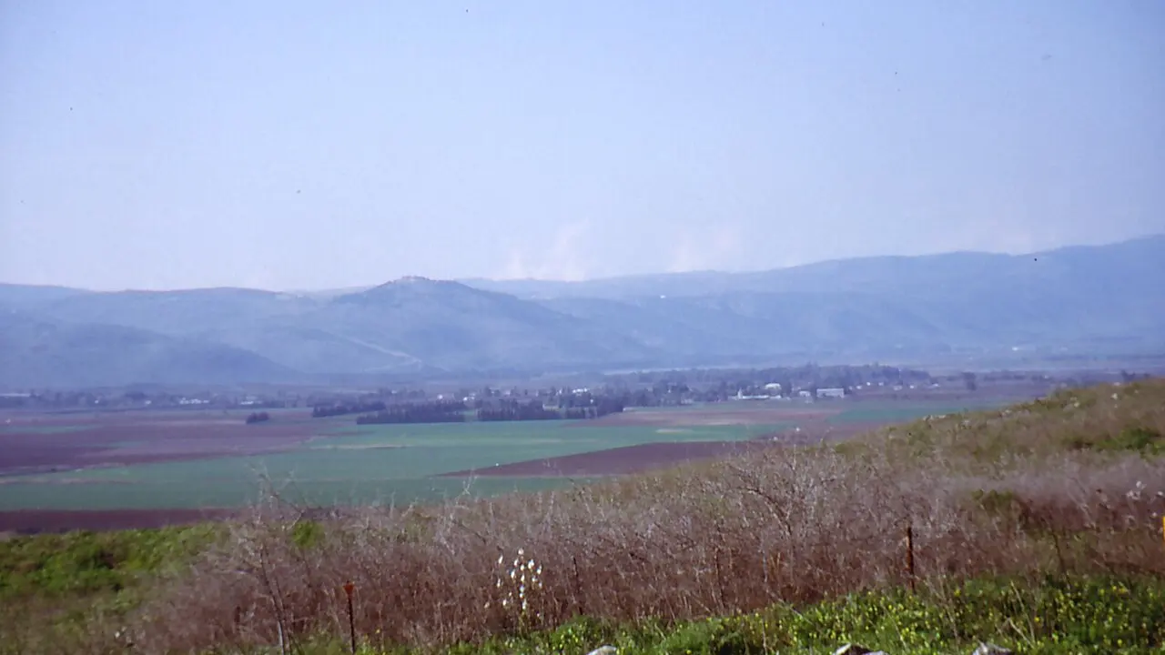 Valea Hula din nordul Israelului, văzută de pe înălțimile Golan, cu terenuri cultivate și munți în fundal