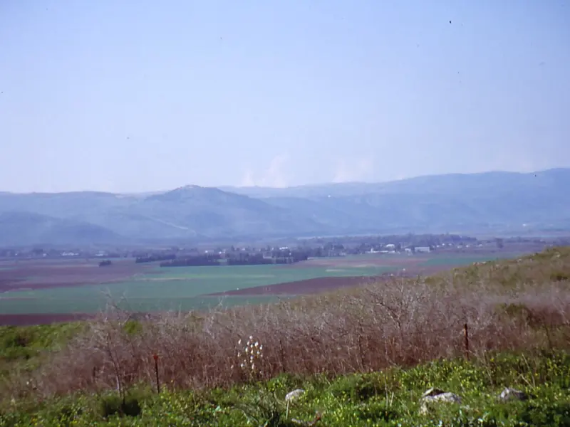 Valea Hula din nordul Israelului, văzută de pe înălțimile Golan, cu terenuri cultivate și munți în fundal