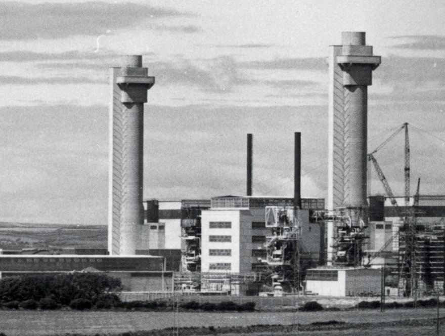 Coșurile și instalațiile fabricii de plutoniu de la Windscale, fotografie din jurul anului 1956